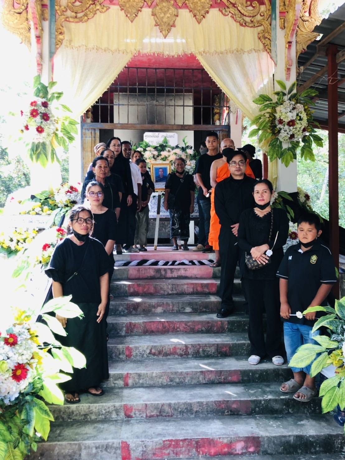 พช.ขอนแก่น : เป็นประธานในพิธีบำเพ็ญกุศลทอดผ้าไตรบังสุกุลฌาปนกิจศพ คุณพ่อไมล์ อนุสุเรนทร์ บิดา นางสาวนกยูง อนุสุเรนทร์ นักวิชาการพัฒนาชุมชนชำนาญการ สำนักงานพัฒนาชุมชนอำเภอเปือยน้อย