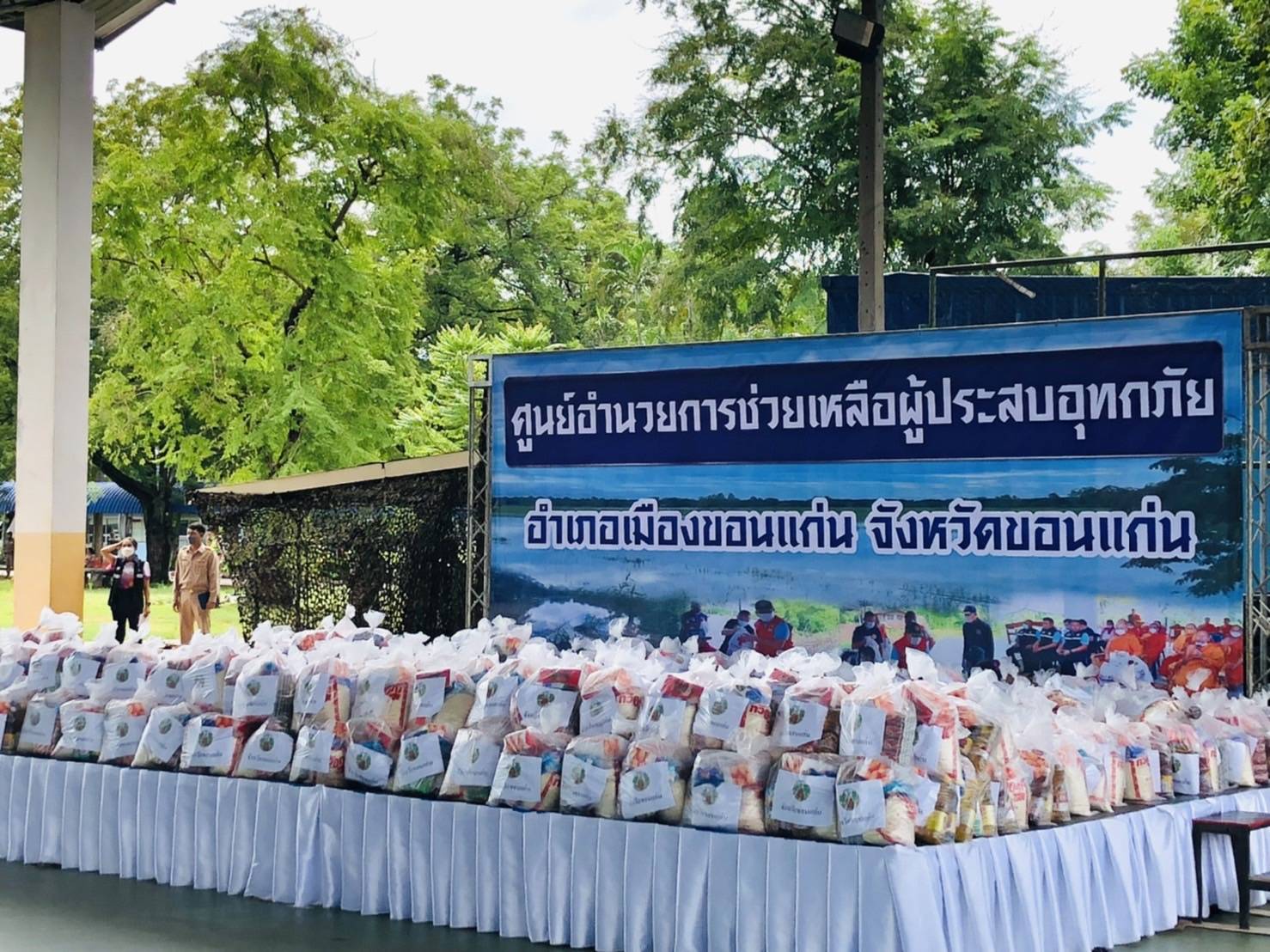 จังหวัดขอนแก่น :  นายกรัฐมนตรี (พล.อ.ประยุทธ์ จันทร์โอชา) ลงพื้นที่ขอนแก่น ตรวจสถานการณ์น้ำท่วม เยี่ยมผู้ประสบภัย