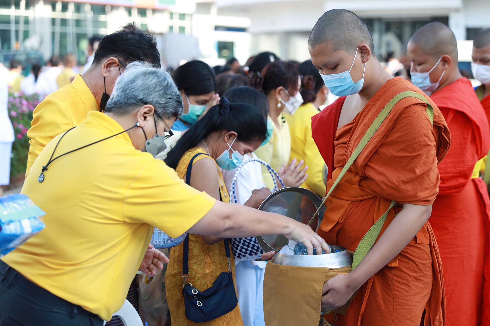 พช.ขอนแก่น : ร่วมพิธีทำบุญตักบาตรถวายพระราชกุศล เนื่องในวันคล้ายวันสวรรคตพระบาทสมเด็จพระบรมชนกาธิเบศรมหาภูมิพลอดุลยเดชมหาราช บรมนาถบพิตร 13 ตุลาคม 2565