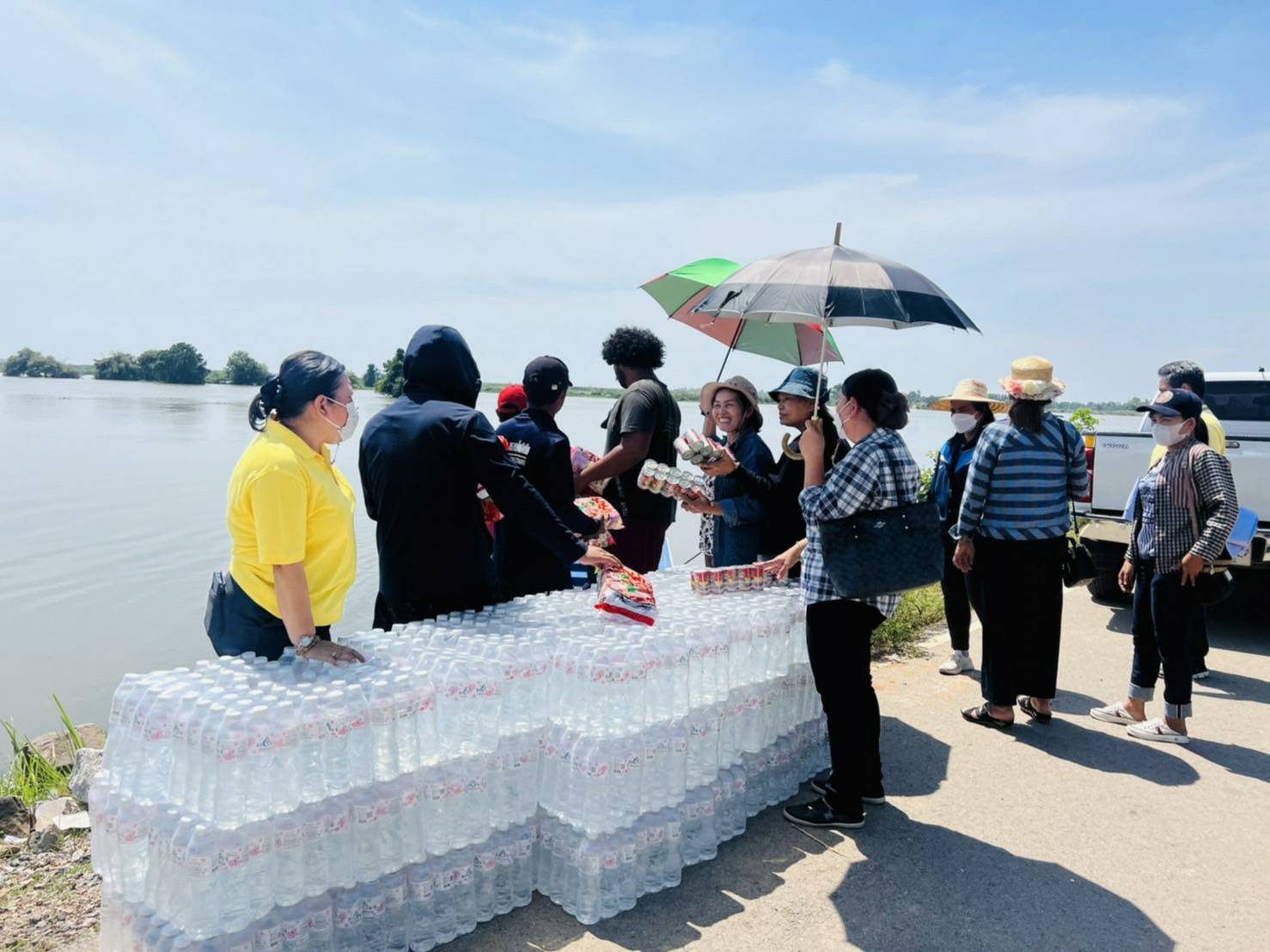 พช.ขอนแก่น : ผนึกกำลังคณะกรรมการเครือข่าย OTOP จังหวัดขอนแก่น ช่วยเหลือผู้ประสบอุทกภัยพื้นที่ 4 อำเภอ จังหวัดขอนแก่น