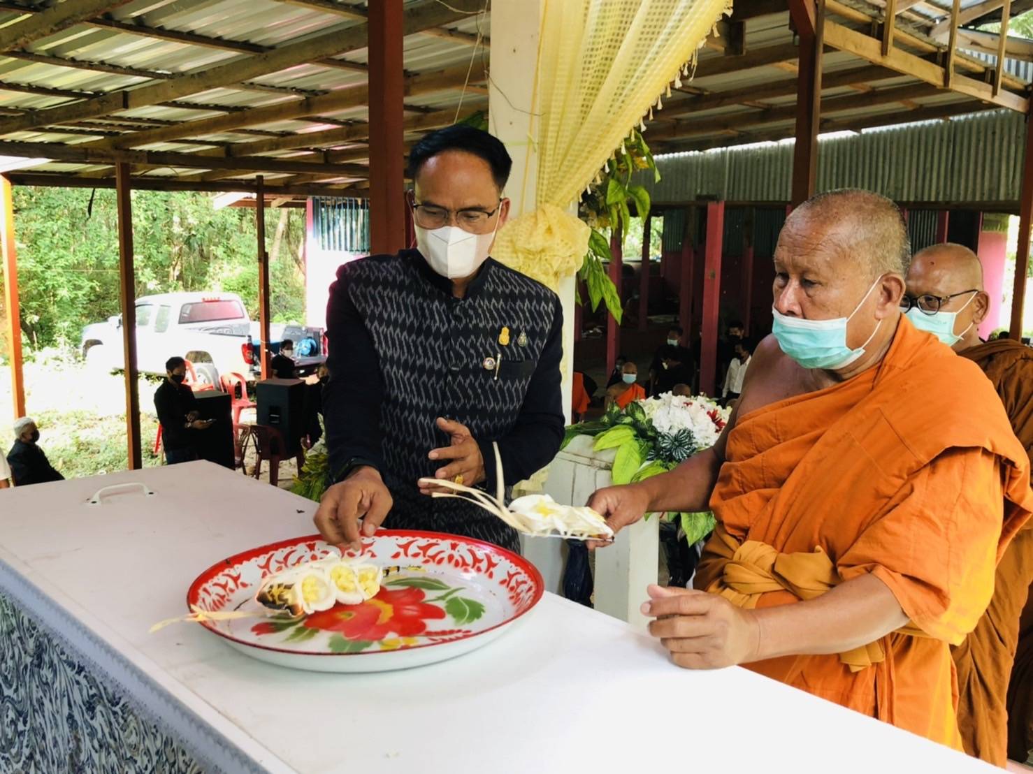 พช.ขอนแก่น : เป็นประธานในพิธีบำเพ็ญกุศลทอดผ้าไตรบังสุกุลฌาปนกิจศพ คุณพ่อไมล์ อนุสุเรนทร์ บิดา นางสาวนกยูง อนุสุเรนทร์ นักวิชาการพัฒนาชุมชนชำนาญการ สำนักงานพัฒนาชุมชนอำเภอเปือยน้อย
