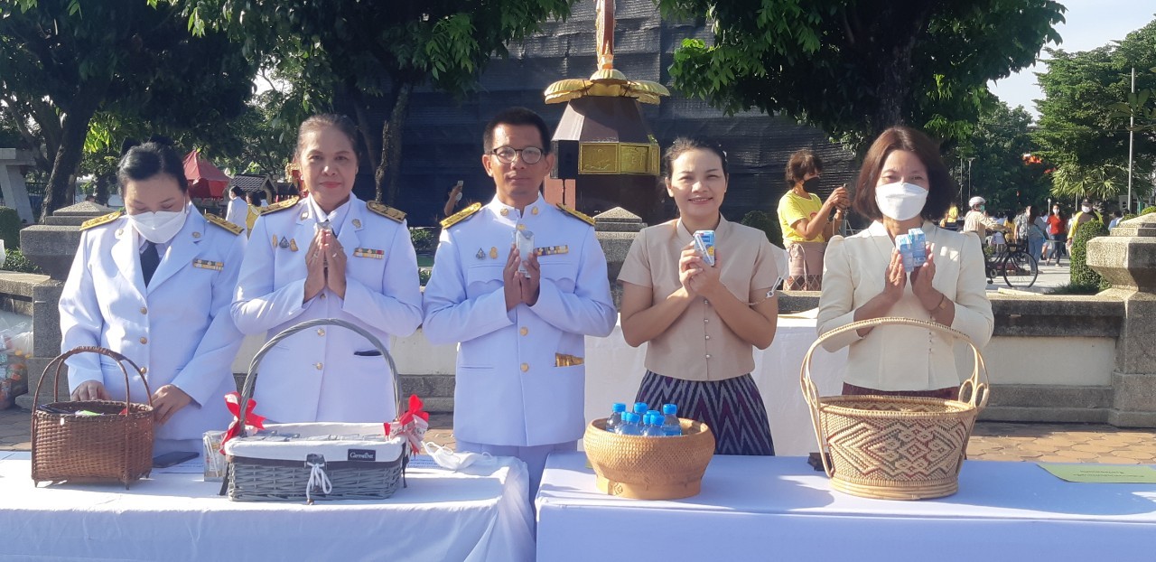 พช.ขอนแก่น : ร่วมพิธีทำบุญตักบาตรถวายพระราชกุศล เนื่องในวันคล้ายวันสวรรคตพระบาทสมเด็จพระบรมชนกาธิเบศรมหาภูมิพลอดุลยเดชมหาราช บรมนาถบพิตร 13 ตุลาคม 2565