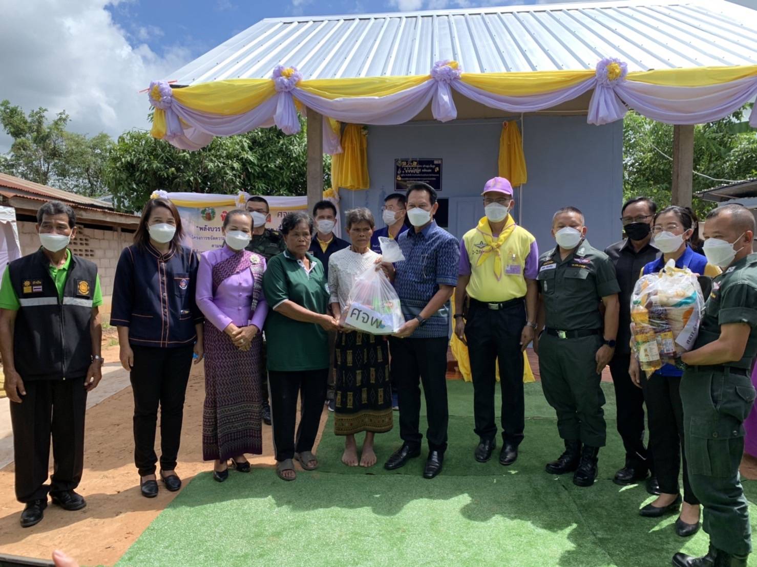 จังหวัดขอนแก่น : ผู้ว่าราชการจังหวัดขอนแก่น (นายไกรสร กองฉลาด) ส่งมอบบ้านให้กับครัวเรือนยากจนเป้าหมาย TPMAP “บ้านพลังบวร คนบ้านฝาง สร้างสุขเกื้อกูล” ตามนโยบายขับเคลื่อนการขจัดความยากจนและพัฒนาคนทุกช่วงวัยอย่างยั่งยืนตามหลักปรัชญาของเศรษฐกิจพอเพียง จังหวัดขอนแก่น ในพื้นที่อำเภอบ้านฝาง