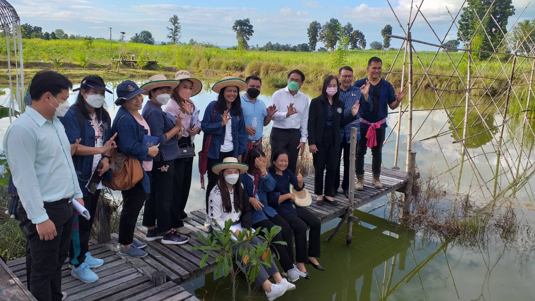 พช.ขอนแก่น : รับการติดตามผลการดำเนินงานและผลการใช้จ่ายเงินกู้ ตามพระราชกำหนดให้อำนาจกระทรวงการคลัง กู้เงินเพื่อแก้ไขปัญหา เยียวยา และพื้นฟูเศรษฐกิจและสังคมที่ได้รับผลกระทบจากการระบาดของ โรคติดเชื้อไวรัสโคโรนา 2019 พ.ศ. 2563 และพระราชกำหนดให้อำนาจกระทรวงการคลังกู้เงิน เพื่อแก้ไขปัญหาเศรษฐกิจและสังคม จากการระบาดของโรคติดเชื้อไวรัสโคโรนา 2019 เพิ่มเติม พ.ศ. 2564