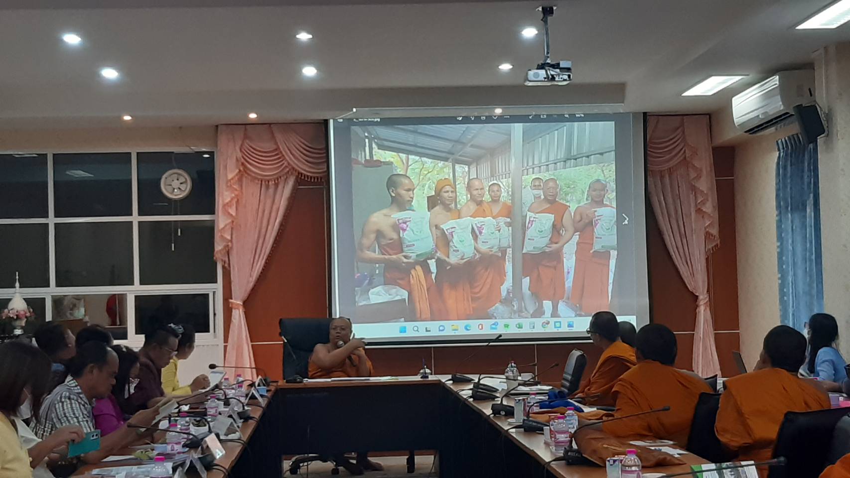 พช.ขอนแก่น : ประชุมขับเคลื่อนการขจัดความยากจนและพัฒนาคนทุกช่วงวัยอย่างยั่งยืนตามหลักปรัชญาของเศรษฐกิจพอเพียง ในระดับพื้นที่ ร่วมกับโครงการ “วัด ประชา รัฐ สร้างสุข” ครั้งที่ 2/2565