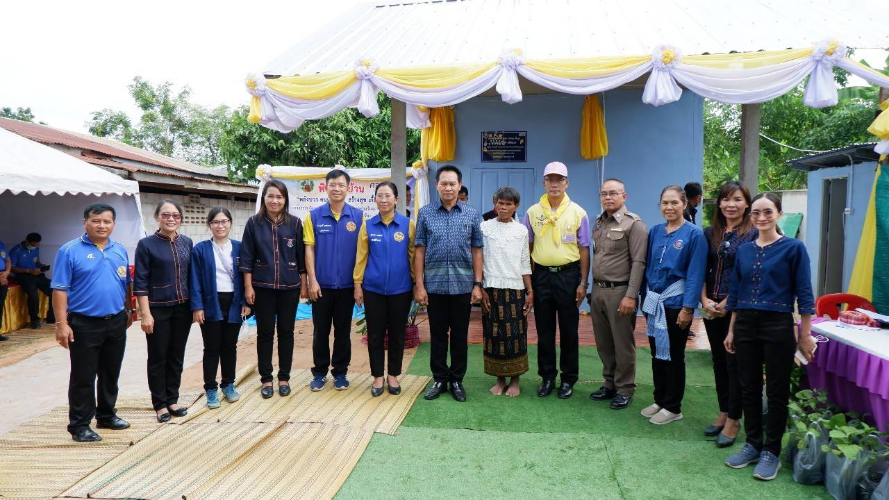 จังหวัดขอนแก่น : ผู้ว่าราชการจังหวัดขอนแก่น (นายไกรสร กองฉลาด) ส่งมอบบ้านให้กับครัวเรือนยากจนเป้าหมาย TPMAP “บ้านพลังบวร คนบ้านฝาง สร้างสุขเกื้อกูล” ตามนโยบายขับเคลื่อนการขจัดความยากจนและพัฒนาคนทุกช่วงวัยอย่างยั่งยืนตามหลักปรัชญาของเศรษฐกิจพอเพียง จังหวัดขอนแก่น ในพื้นที่อำเภอบ้านฝาง