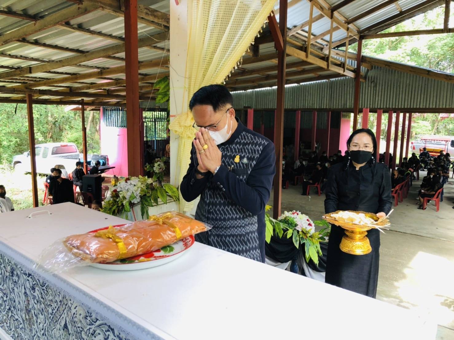 พช.ขอนแก่น : เป็นประธานในพิธีบำเพ็ญกุศลทอดผ้าไตรบังสุกุลฌาปนกิจศพ คุณพ่อไมล์ อนุสุเรนทร์ บิดา นางสาวนกยูง อนุสุเรนทร์ นักวิชาการพัฒนาชุมชนชำนาญการ สำนักงานพัฒนาชุมชนอำเภอเปือยน้อย