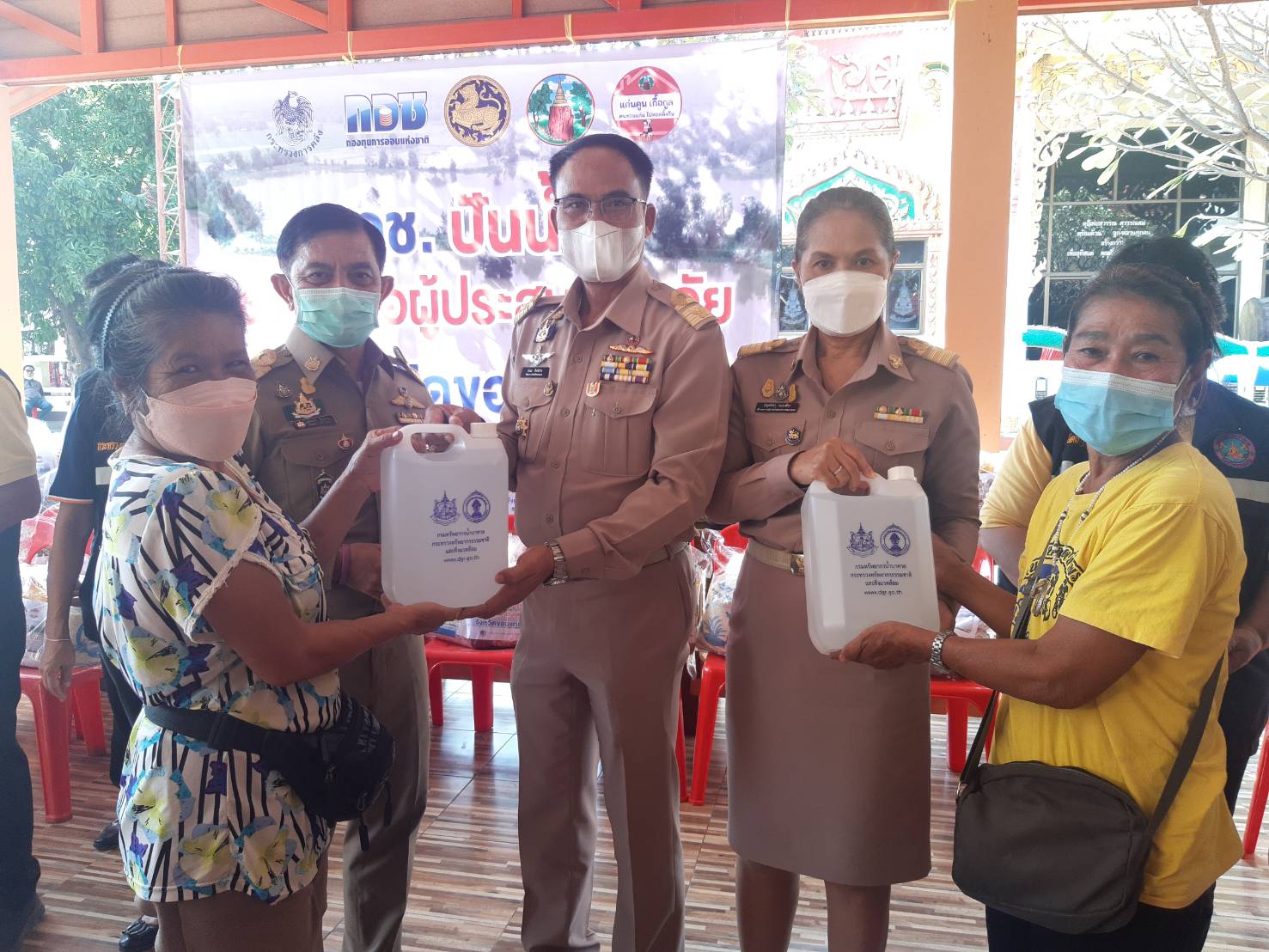 จังหวัดขอนแก่น : ขานรับนโยบายรัฐบาล จับมือ กอช.ลงพื้นที่ช่วยเหลือผู้ประสบอุทกภัยมอบถุงยังชีพให้กับประชาชนที่ได้รับความเดือดร้อนในพื้นที่อำเภอเมืองขอนแก่น