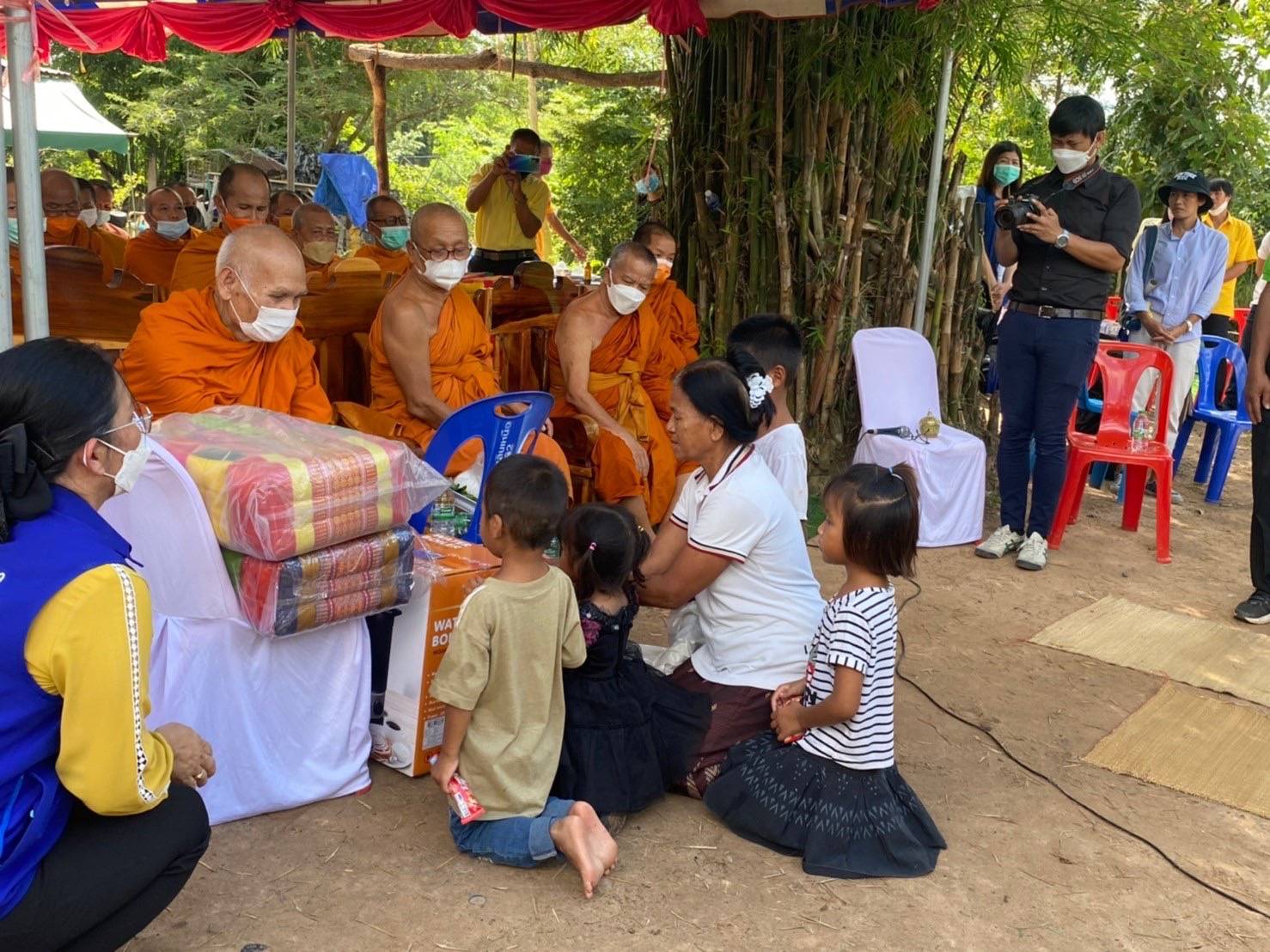จังหวัดขอนแก่น : ผู้ว่าราชการจังหวัดขอนแก่น (นายไกรสร กองฉลาด) ส่งมอบบ้านให้กับครัวเรือนยากจนเป้าหมาย TPMAP “บ้านพลังบวร คนบ้านฝาง สร้างสุขเกื้อกูล” ตามนโยบายขับเคลื่อนการขจัดความยากจนและพัฒนาคนทุกช่วงวัยอย่างยั่งยืนตามหลักปรัชญาของเศรษฐกิจพอเพียง จังหวัดขอนแก่น ในพื้นที่อำเภอบ้านฝาง
