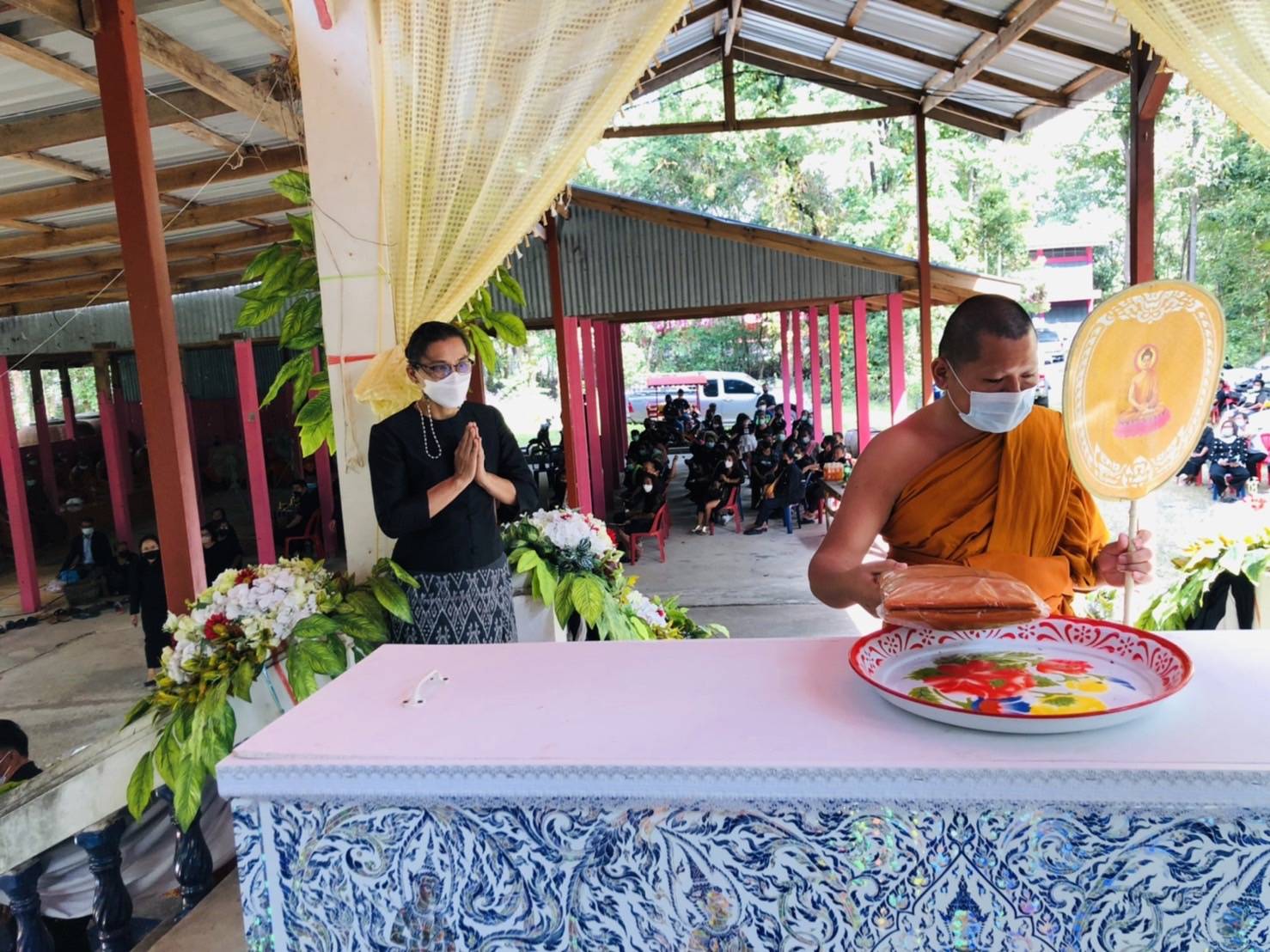 พช.ขอนแก่น : เป็นประธานในพิธีบำเพ็ญกุศลทอดผ้าไตรบังสุกุลฌาปนกิจศพ คุณพ่อไมล์ อนุสุเรนทร์ บิดา นางสาวนกยูง อนุสุเรนทร์ นักวิชาการพัฒนาชุมชนชำนาญการ สำนักงานพัฒนาชุมชนอำเภอเปือยน้อย