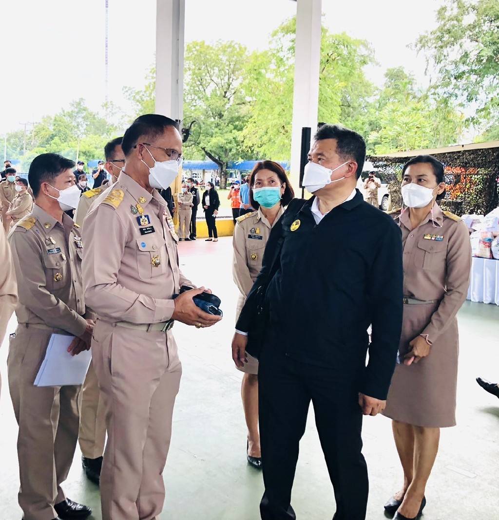 จังหวัดขอนแก่น :  นายกรัฐมนตรี (พล.อ.ประยุทธ์ จันทร์โอชา) ลงพื้นที่ขอนแก่น ตรวจสถานการณ์น้ำท่วม เยี่ยมผู้ประสบภัย