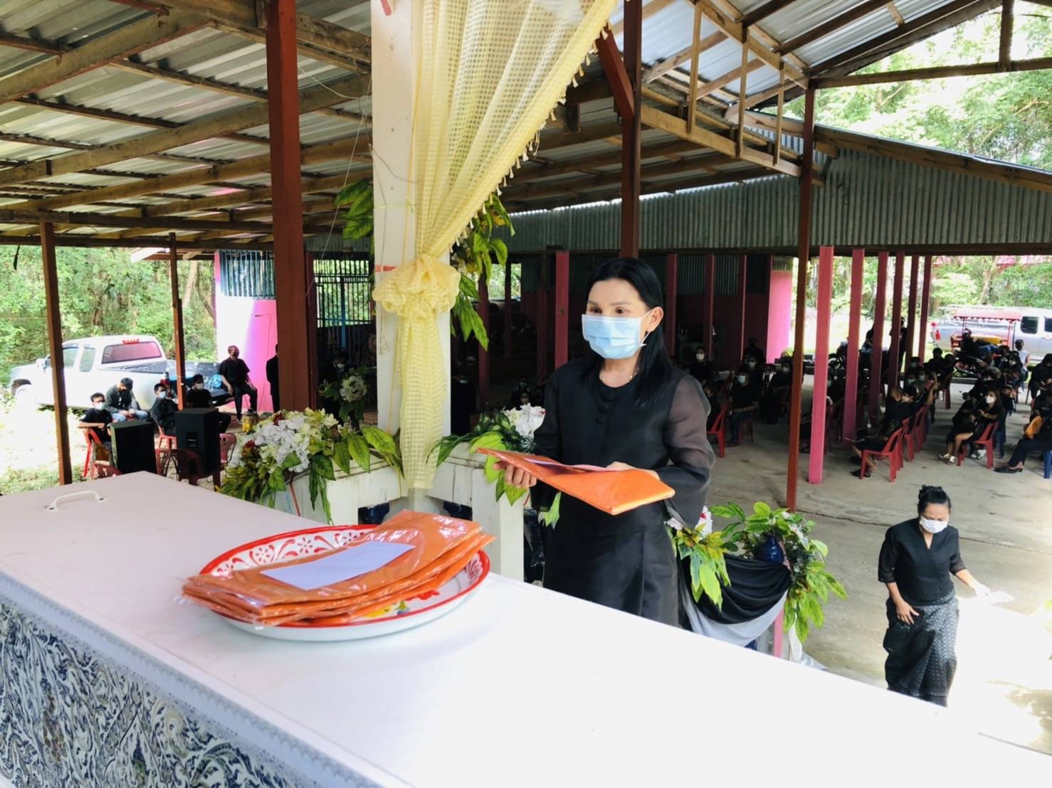 พช.ขอนแก่น : เป็นประธานในพิธีบำเพ็ญกุศลทอดผ้าไตรบังสุกุลฌาปนกิจศพ คุณพ่อไมล์ อนุสุเรนทร์ บิดา นางสาวนกยูง อนุสุเรนทร์ นักวิชาการพัฒนาชุมชนชำนาญการ สำนักงานพัฒนาชุมชนอำเภอเปือยน้อย