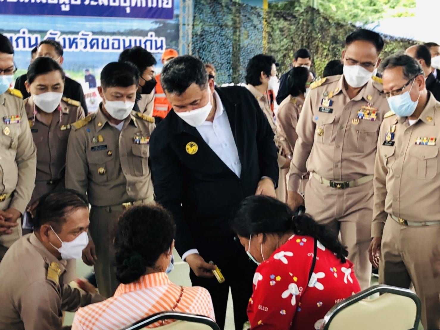 จังหวัดขอนแก่น :  นายกรัฐมนตรี (พล.อ.ประยุทธ์ จันทร์โอชา) ลงพื้นที่ขอนแก่น ตรวจสถานการณ์น้ำท่วม เยี่ยมผู้ประสบภัย