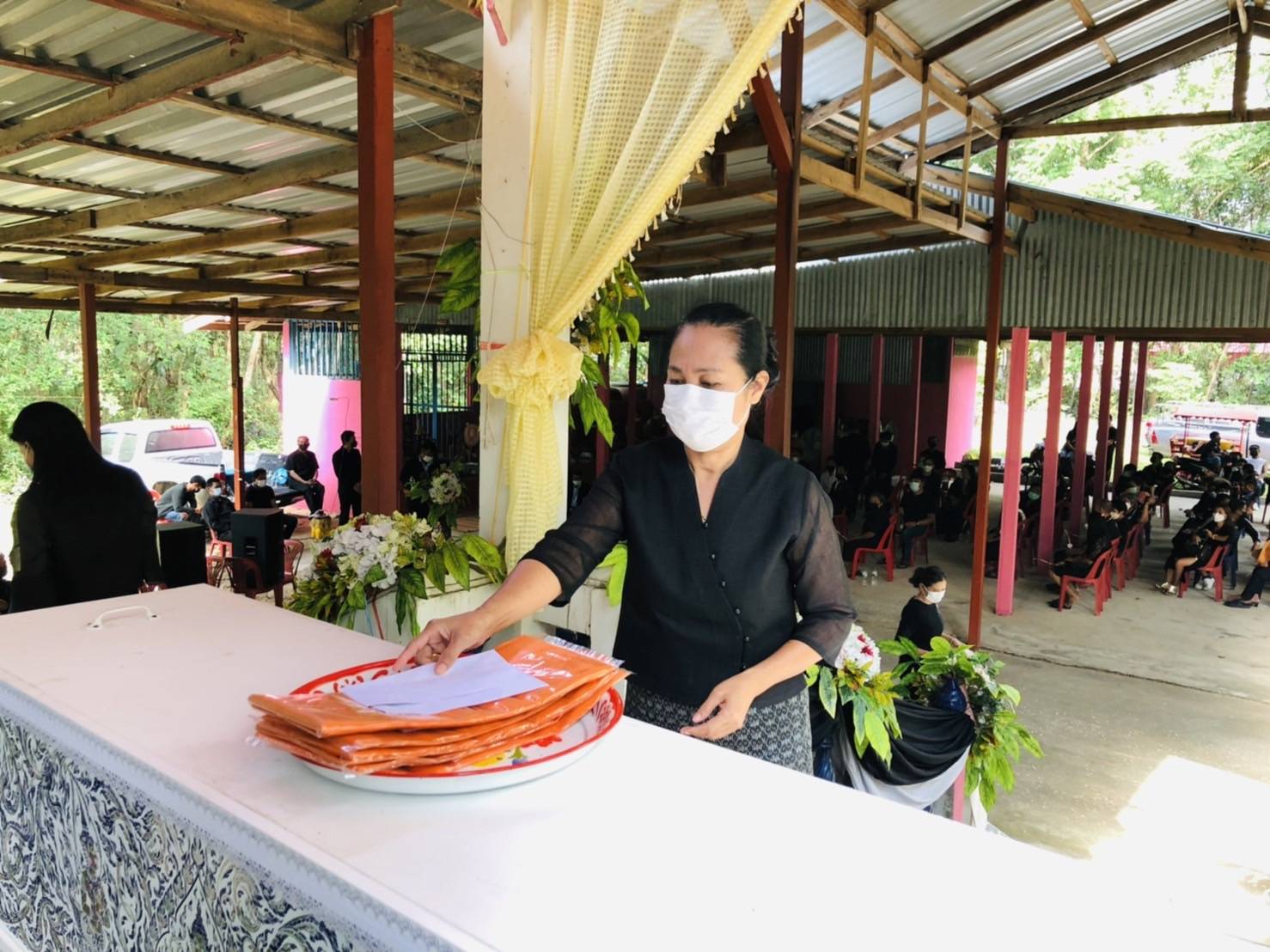 พช.ขอนแก่น : เป็นประธานในพิธีบำเพ็ญกุศลทอดผ้าไตรบังสุกุลฌาปนกิจศพ คุณพ่อไมล์ อนุสุเรนทร์ บิดา นางสาวนกยูง อนุสุเรนทร์ นักวิชาการพัฒนาชุมชนชำนาญการ สำนักงานพัฒนาชุมชนอำเภอเปือยน้อย
