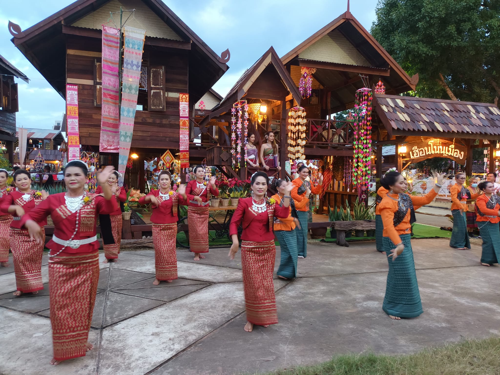 พช.ขอนแก่น : ร่วมพิธีขึ้นบ้านใหม่ “เฮือนโบราณ วิถีไทบ้านขอนแก่น”งานเทศกาลไหมนานาชาติ ประเพณีผูกเสี่ยวงานกาชาดจังหวัดขอนแก่น และงานขอนแก่นชอฟต์พาวเวอร์ ประจำปี 2565