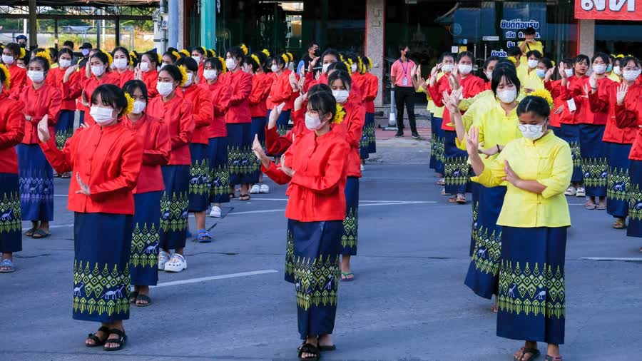 ขอนแก่น : ประชาชนชาวขอนแก่นทั้ง 26 อำเภอ กว่า 25,000 คน ร่วมพิธีรำบวงสรวง 10 สิ่งศักดิ์สิทธิ์คู่จังหวัดขอนแก่น ฉลองครบรอบก่อสร้างจังหวัดขอนแก่น 225 ปี และเป็นกิจกรรมก่อนจัดงานเทศกาลไหมนานาชาติฯ และงานขอนแก่นซอฟต์เพาเวอร์ ประจำปี 2565