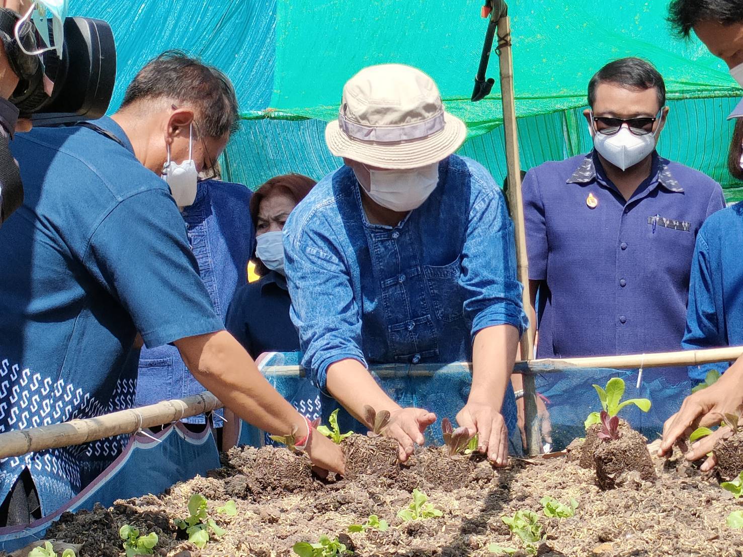 จังหวัดขอนแก่น : เดินหน้าสร้างความมั่นคงทางอาหารน้อมนำแนวพระราชดำริของสมเด็จพระกนิษฐาธิราชเจ้า กรมสมเด็จพระเทพรัตนราชสุดา ฯ สยามบรมราชกุมารี พร้อม Kick off ปฏิบัติการ 45 วัน ปลูกผักสวนครัว รณรงค์ปลูกพืชผักสมุนไพร ต้านภัย COVID – 19 พร้อมกัน 26 อำเภอ ควบคู่กับการจัดทำถังขยะเปียกลดโลกร้อน