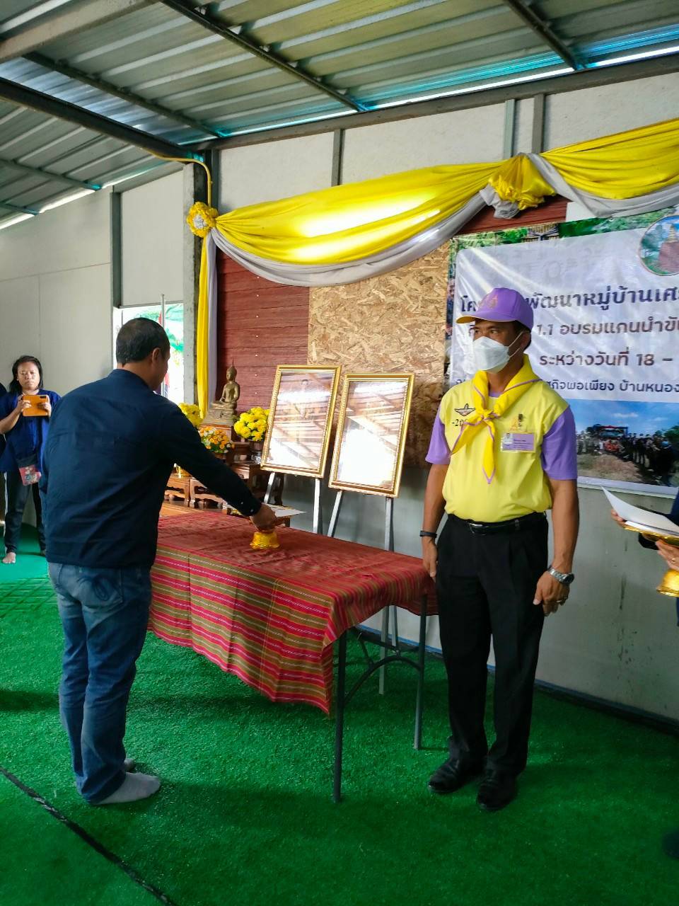 ขอนแก่น : จัดพิธีปิดการฝึกอบรมโครงการพัฒนาหมู่บ้านเศรษฐกิจพอเพียง กิจกรรมที่ 1 สร้างและพัฒนากลไกขับเคลื่อนในระดับพื้นที่ กิจกรรมที่1.1 อบรมแกนนำขับเคลื่อนหมู่บ้านเศรษฐกิจพอเพียง