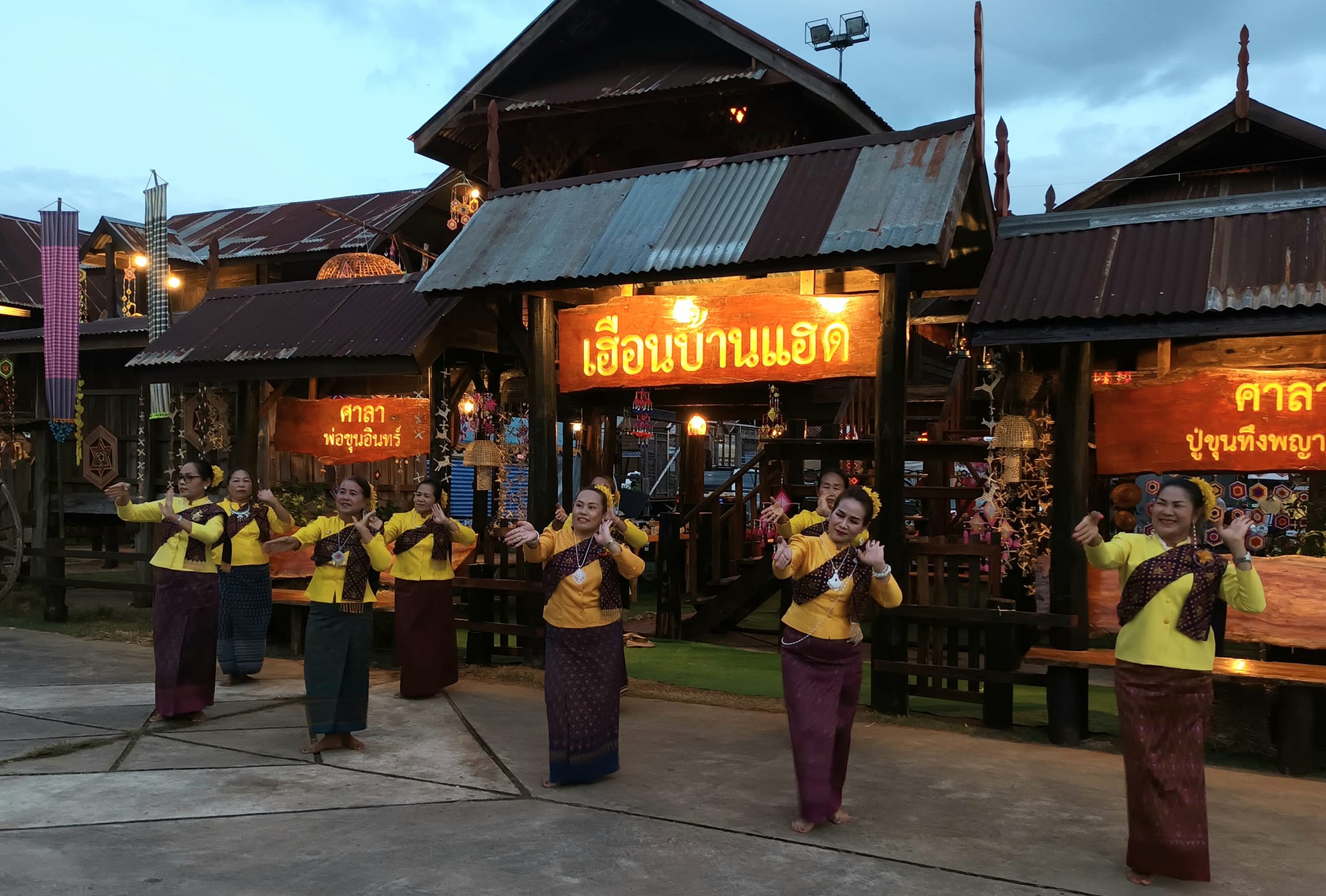 พช.ขอนแก่น : ร่วมพิธีขึ้นบ้านใหม่ “เฮือนโบราณ วิถีไทบ้านขอนแก่น”งานเทศกาลไหมนานาชาติ ประเพณีผูกเสี่ยวงานกาชาดจังหวัดขอนแก่น และงานขอนแก่นชอฟต์พาวเวอร์ ประจำปี 2565