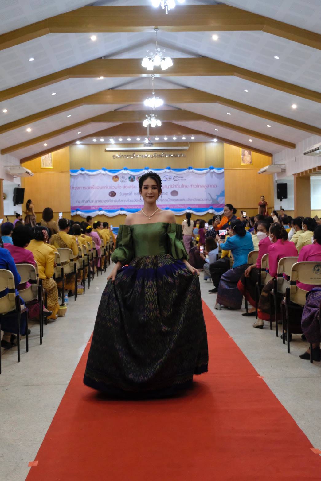 จังหวัดขอนแก่น :  ส่งเสริมการสวมใส่ผ้าไทย จัดงานเดินแบบแสดงชุดผ้าไทย ภายใต้แนวคิด “ สตรีขอนแก่นร่วมใจ ส่งเสริม สืบสาน ภูมิปัญญาผ้าถิ่นไทย ก้าวไกลสู่สากล” เพื่อสืบสานอัตลักษณ์ผ้าไทยอันโดดเด่น สู่ เวทีโลก