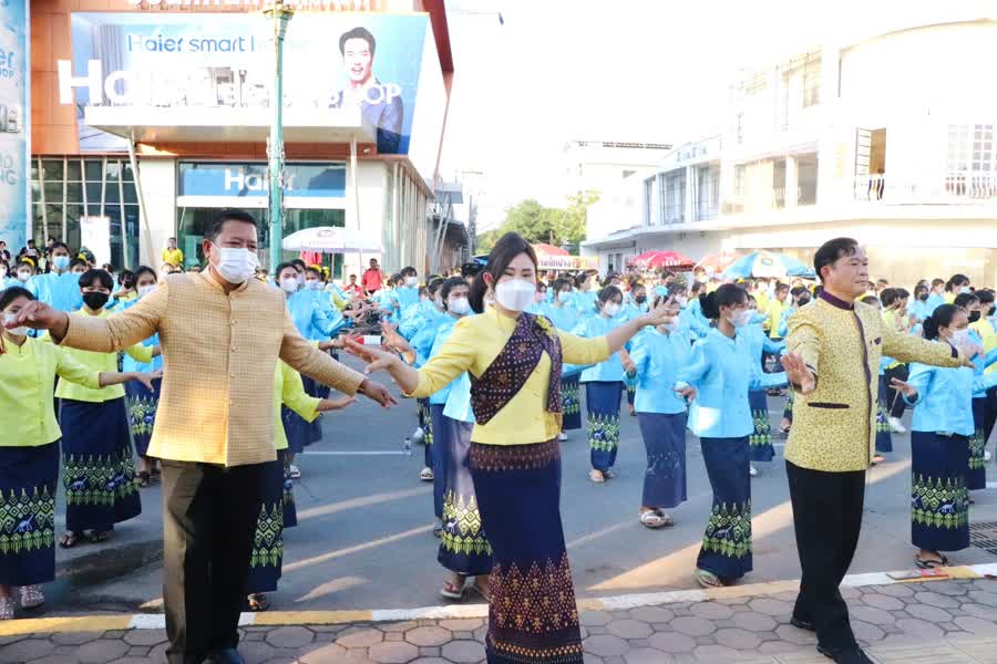 ขอนแก่น : ประชาชนชาวขอนแก่นทั้ง 26 อำเภอ กว่า 25,000 คน ร่วมพิธีรำบวงสรวง 10 สิ่งศักดิ์สิทธิ์คู่จังหวัดขอนแก่น ฉลองครบรอบก่อสร้างจังหวัดขอนแก่น 225 ปี และเป็นกิจกรรมก่อนจัดงานเทศกาลไหมนานาชาติฯ และงานขอนแก่นซอฟต์เพาเวอร์ ประจำปี 2565