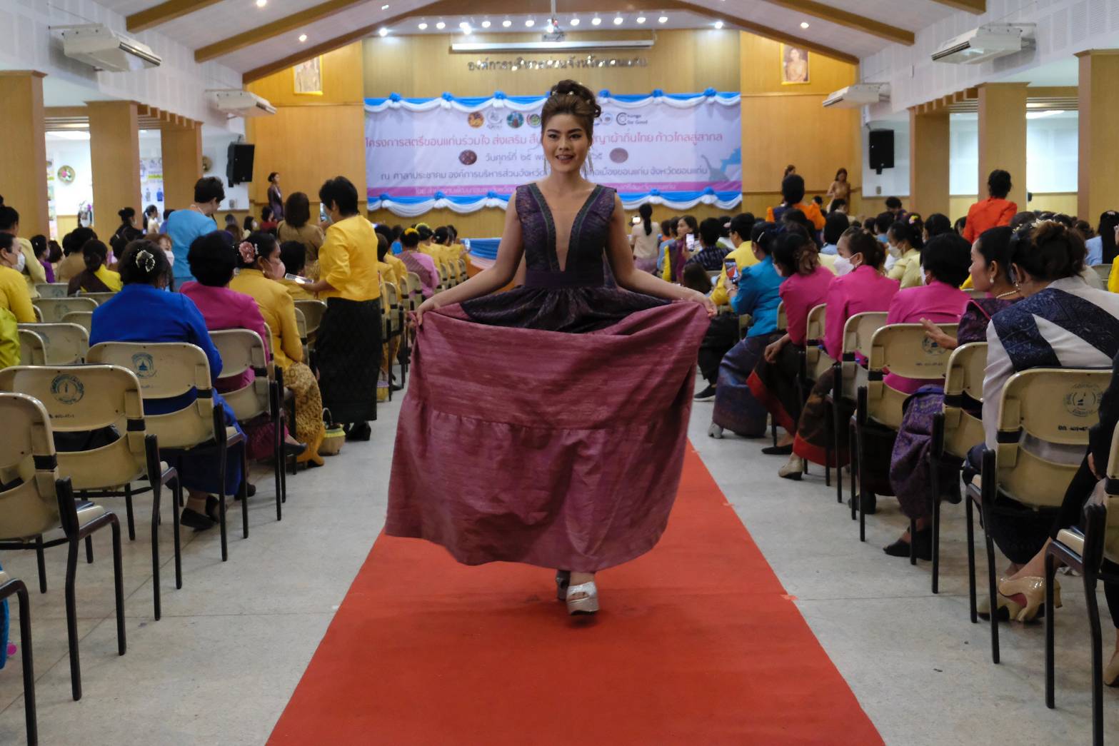 จังหวัดขอนแก่น :  ส่งเสริมการสวมใส่ผ้าไทย จัดงานเดินแบบแสดงชุดผ้าไทย ภายใต้แนวคิด “ สตรีขอนแก่นร่วมใจ ส่งเสริม สืบสาน ภูมิปัญญาผ้าถิ่นไทย ก้าวไกลสู่สากล” เพื่อสืบสานอัตลักษณ์ผ้าไทยอันโดดเด่น สู่ เวทีโลก