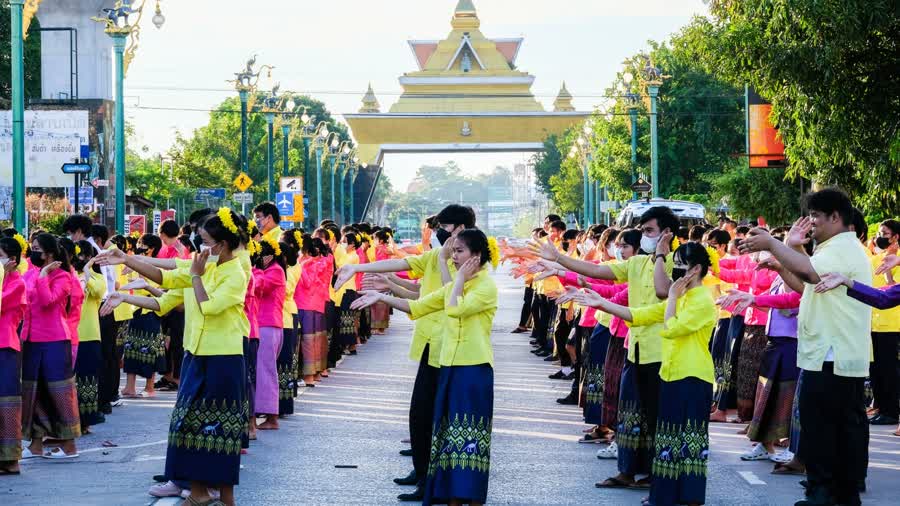 ขอนแก่น : ประชาชนชาวขอนแก่นทั้ง 26 อำเภอ กว่า 25,000 คน ร่วมพิธีรำบวงสรวง 10 สิ่งศักดิ์สิทธิ์คู่จังหวัดขอนแก่น ฉลองครบรอบก่อสร้างจังหวัดขอนแก่น 225 ปี และเป็นกิจกรรมก่อนจัดงานเทศกาลไหมนานาชาติฯ และงานขอนแก่นซอฟต์เพาเวอร์ ประจำปี 2565