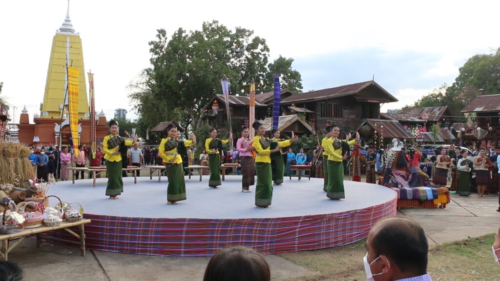 พช.ขอนแก่น : ร่วมพิธีขึ้นบ้านใหม่ “เฮือนโบราณ วิถีไทบ้านขอนแก่น”งานเทศกาลไหมนานาชาติ ประเพณีผูกเสี่ยวงานกาชาดจังหวัดขอนแก่น และงานขอนแก่นชอฟต์พาวเวอร์ ประจำปี 2565