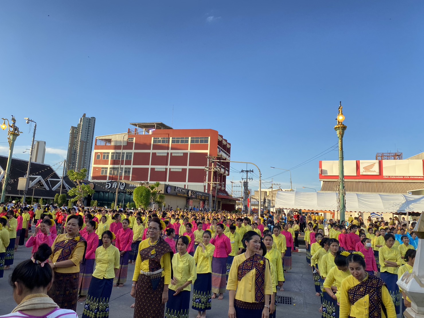 ขอนแก่น : ประชาชนชาวขอนแก่นทั้ง 26 อำเภอ กว่า 25,000 คน ร่วมพิธีรำบวงสรวง 10 สิ่งศักดิ์สิทธิ์คู่จังหวัดขอนแก่น ฉลองครบรอบก่อสร้างจังหวัดขอนแก่น 225 ปี และเป็นกิจกรรมก่อนจัดงานเทศกาลไหมนานาชาติฯ และงานขอนแก่นซอฟต์เพาเวอร์ ประจำปี 2565
