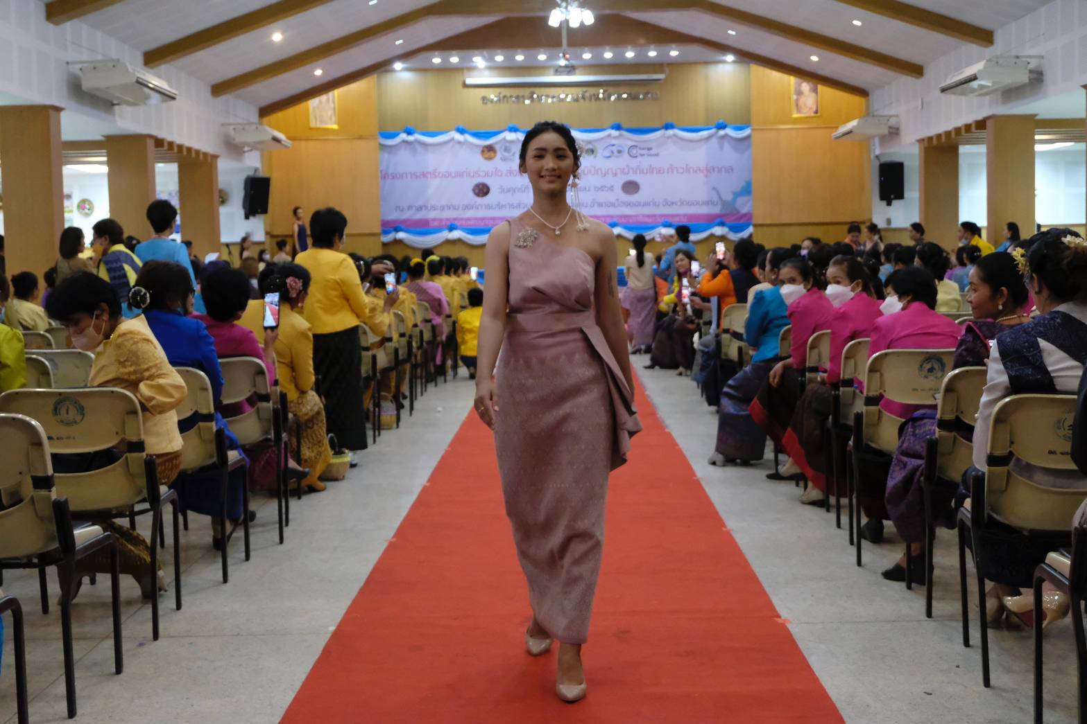 จังหวัดขอนแก่น :  ส่งเสริมการสวมใส่ผ้าไทย จัดงานเดินแบบแสดงชุดผ้าไทย ภายใต้แนวคิด “ สตรีขอนแก่นร่วมใจ ส่งเสริม สืบสาน ภูมิปัญญาผ้าถิ่นไทย ก้าวไกลสู่สากล” เพื่อสืบสานอัตลักษณ์ผ้าไทยอันโดดเด่น สู่ เวทีโลก