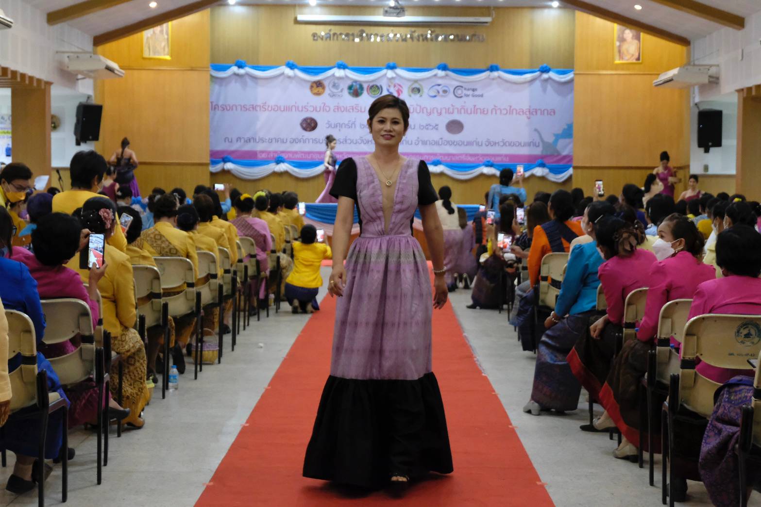 จังหวัดขอนแก่น :  ส่งเสริมการสวมใส่ผ้าไทย จัดงานเดินแบบแสดงชุดผ้าไทย ภายใต้แนวคิด “ สตรีขอนแก่นร่วมใจ ส่งเสริม สืบสาน ภูมิปัญญาผ้าถิ่นไทย ก้าวไกลสู่สากล” เพื่อสืบสานอัตลักษณ์ผ้าไทยอันโดดเด่น สู่ เวทีโลก