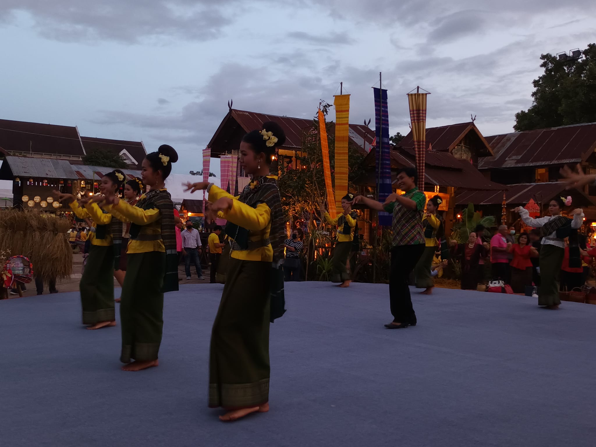 พช.ขอนแก่น : ร่วมพิธีขึ้นบ้านใหม่ “เฮือนโบราณ วิถีไทบ้านขอนแก่น”งานเทศกาลไหมนานาชาติ ประเพณีผูกเสี่ยวงานกาชาดจังหวัดขอนแก่น และงานขอนแก่นชอฟต์พาวเวอร์ ประจำปี 2565