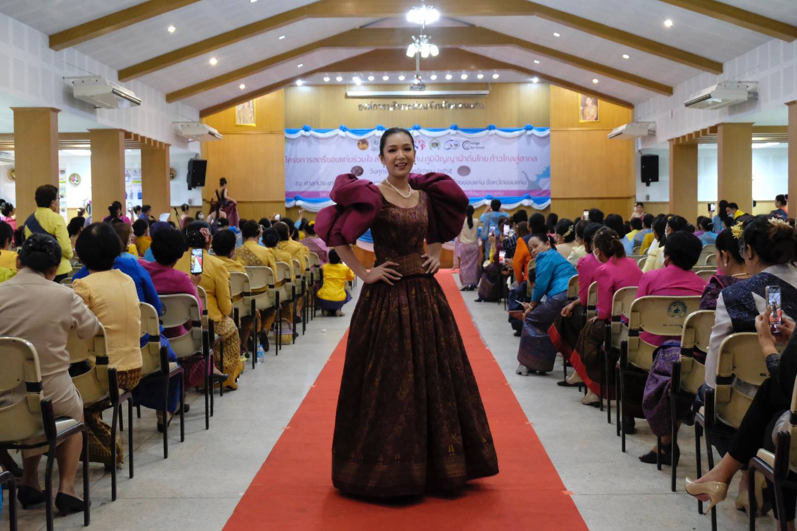 จังหวัดขอนแก่น :  ส่งเสริมการสวมใส่ผ้าไทย จัดงานเดินแบบแสดงชุดผ้าไทย ภายใต้แนวคิด “ สตรีขอนแก่นร่วมใจ ส่งเสริม สืบสาน ภูมิปัญญาผ้าถิ่นไทย ก้าวไกลสู่สากล” เพื่อสืบสานอัตลักษณ์ผ้าไทยอันโดดเด่น สู่ เวทีโลก
