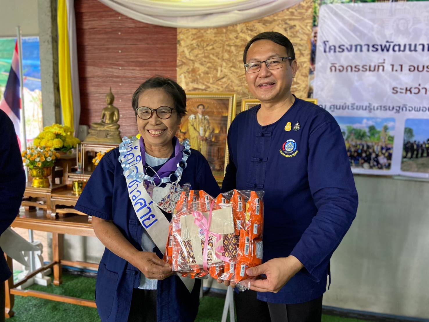 ขอนแก่น : จัดพิธีปิดการฝึกอบรมโครงการพัฒนาหมู่บ้านเศรษฐกิจพอเพียง กิจกรรมที่ 1 สร้างและพัฒนากลไกขับเคลื่อนในระดับพื้นที่ กิจกรรมที่1.1 อบรมแกนนำขับเคลื่อนหมู่บ้านเศรษฐกิจพอเพียง