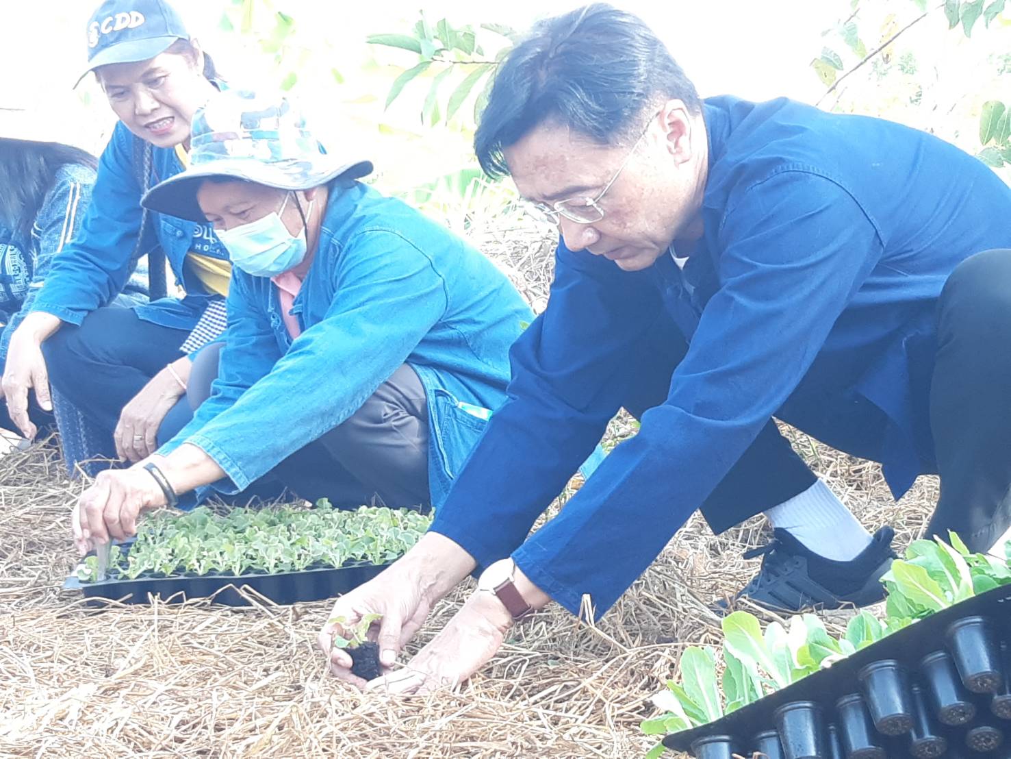 จังหวัดขอนแก่น : เดินหน้าสร้างความมั่นคงทางอาหารน้อมนำแนวพระราชดำริของสมเด็จพระกนิษฐาธิราชเจ้า กรมสมเด็จพระเทพรัตนราชสุดา ฯ สยามบรมราชกุมารี พร้อม Kick off ปฏิบัติการ 45 วัน ปลูกผักสวนครัว รณรงค์ปลูกพืชผักสมุนไพร ต้านภัย COVID – 19 พร้อมกัน 26 อำเภอ ควบคู่กับการจัดทำถังขยะเปียกลดโลกร้อน