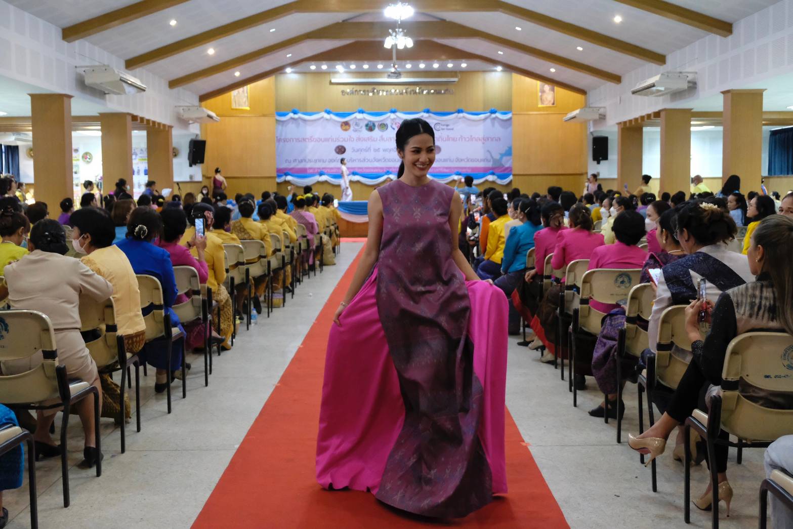 จังหวัดขอนแก่น :  ส่งเสริมการสวมใส่ผ้าไทย จัดงานเดินแบบแสดงชุดผ้าไทย ภายใต้แนวคิด “ สตรีขอนแก่นร่วมใจ ส่งเสริม สืบสาน ภูมิปัญญาผ้าถิ่นไทย ก้าวไกลสู่สากล” เพื่อสืบสานอัตลักษณ์ผ้าไทยอันโดดเด่น สู่ เวทีโลก