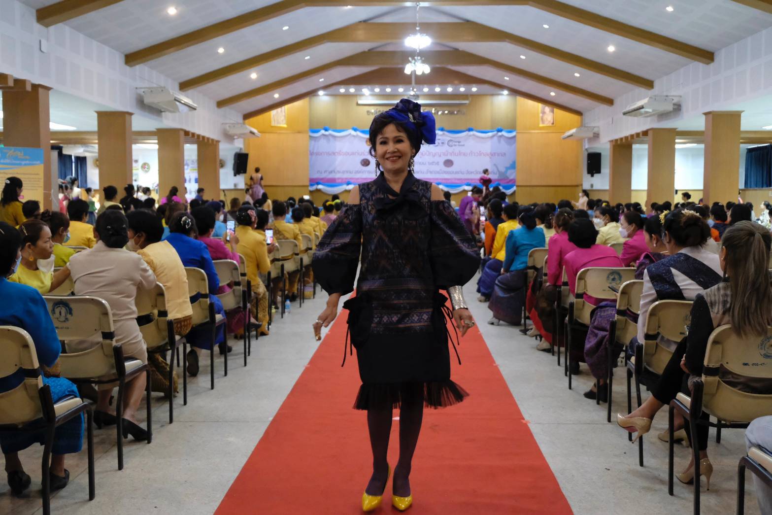 จังหวัดขอนแก่น :  ส่งเสริมการสวมใส่ผ้าไทย จัดงานเดินแบบแสดงชุดผ้าไทย ภายใต้แนวคิด “ สตรีขอนแก่นร่วมใจ ส่งเสริม สืบสาน ภูมิปัญญาผ้าถิ่นไทย ก้าวไกลสู่สากล” เพื่อสืบสานอัตลักษณ์ผ้าไทยอันโดดเด่น สู่ เวทีโลก