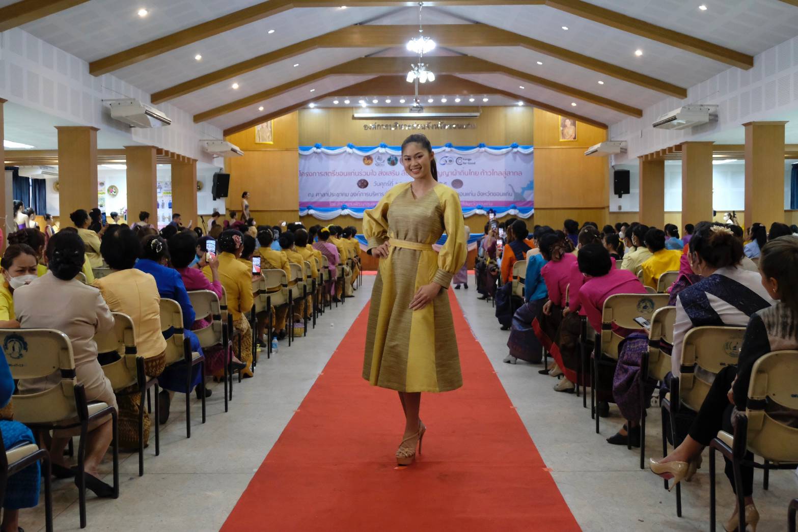 จังหวัดขอนแก่น :  ส่งเสริมการสวมใส่ผ้าไทย จัดงานเดินแบบแสดงชุดผ้าไทย ภายใต้แนวคิด “ สตรีขอนแก่นร่วมใจ ส่งเสริม สืบสาน ภูมิปัญญาผ้าถิ่นไทย ก้าวไกลสู่สากล” เพื่อสืบสานอัตลักษณ์ผ้าไทยอันโดดเด่น สู่ เวทีโลก