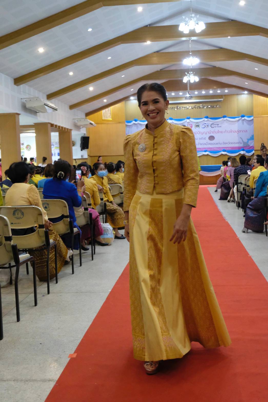 จังหวัดขอนแก่น :  ส่งเสริมการสวมใส่ผ้าไทย จัดงานเดินแบบแสดงชุดผ้าไทย ภายใต้แนวคิด “ สตรีขอนแก่นร่วมใจ ส่งเสริม สืบสาน ภูมิปัญญาผ้าถิ่นไทย ก้าวไกลสู่สากล” เพื่อสืบสานอัตลักษณ์ผ้าไทยอันโดดเด่น สู่ เวทีโลก