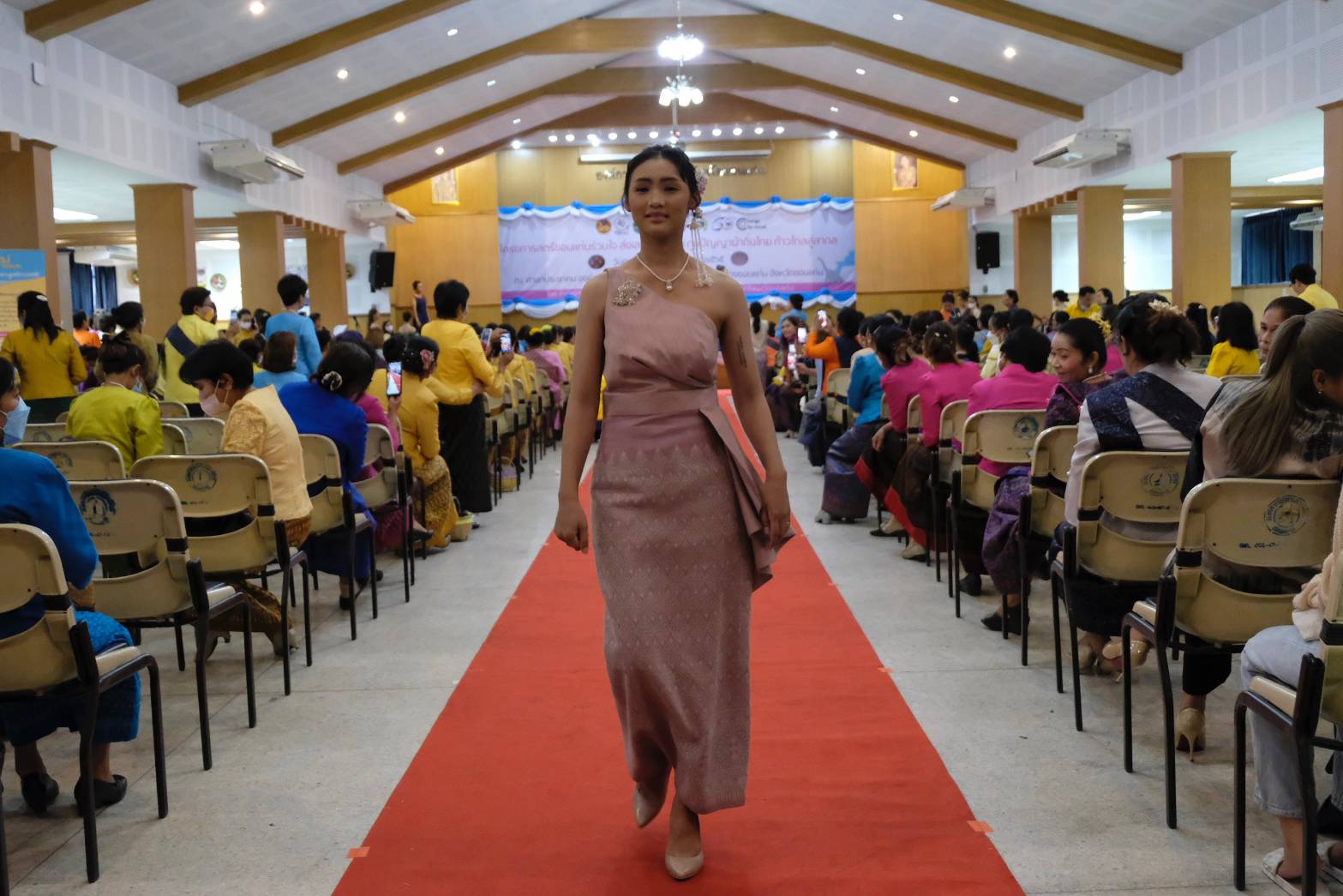 จังหวัดขอนแก่น :  ส่งเสริมการสวมใส่ผ้าไทย จัดงานเดินแบบแสดงชุดผ้าไทย ภายใต้แนวคิด “ สตรีขอนแก่นร่วมใจ ส่งเสริม สืบสาน ภูมิปัญญาผ้าถิ่นไทย ก้าวไกลสู่สากล” เพื่อสืบสานอัตลักษณ์ผ้าไทยอันโดดเด่น สู่ เวทีโลก