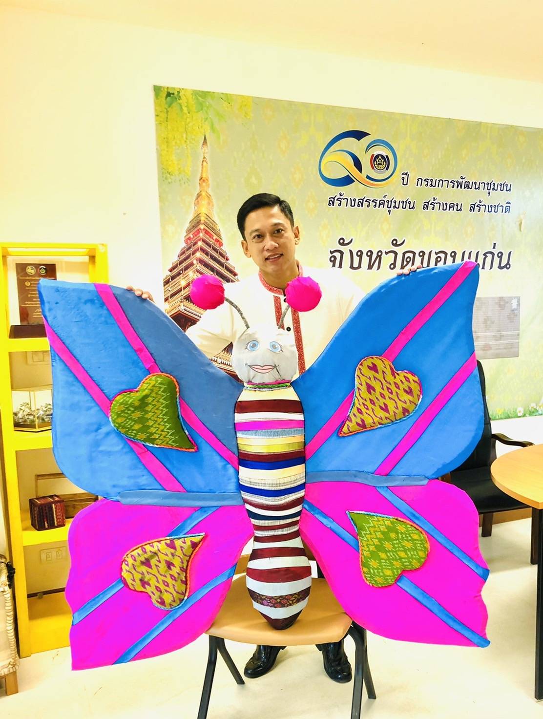พช.ขอนแก่น : รวมใจร่วมกันแสดงพลังแห่งความจงรักภักดี อาสาช่วยกันประดิษฐ์ผีเสื้อจากผ้าพื้นถิ่น สำหรับนำไปประดับในนิทรรศการออกร้านกาชาดของสมาคมแม่บ้านมหาดไทย