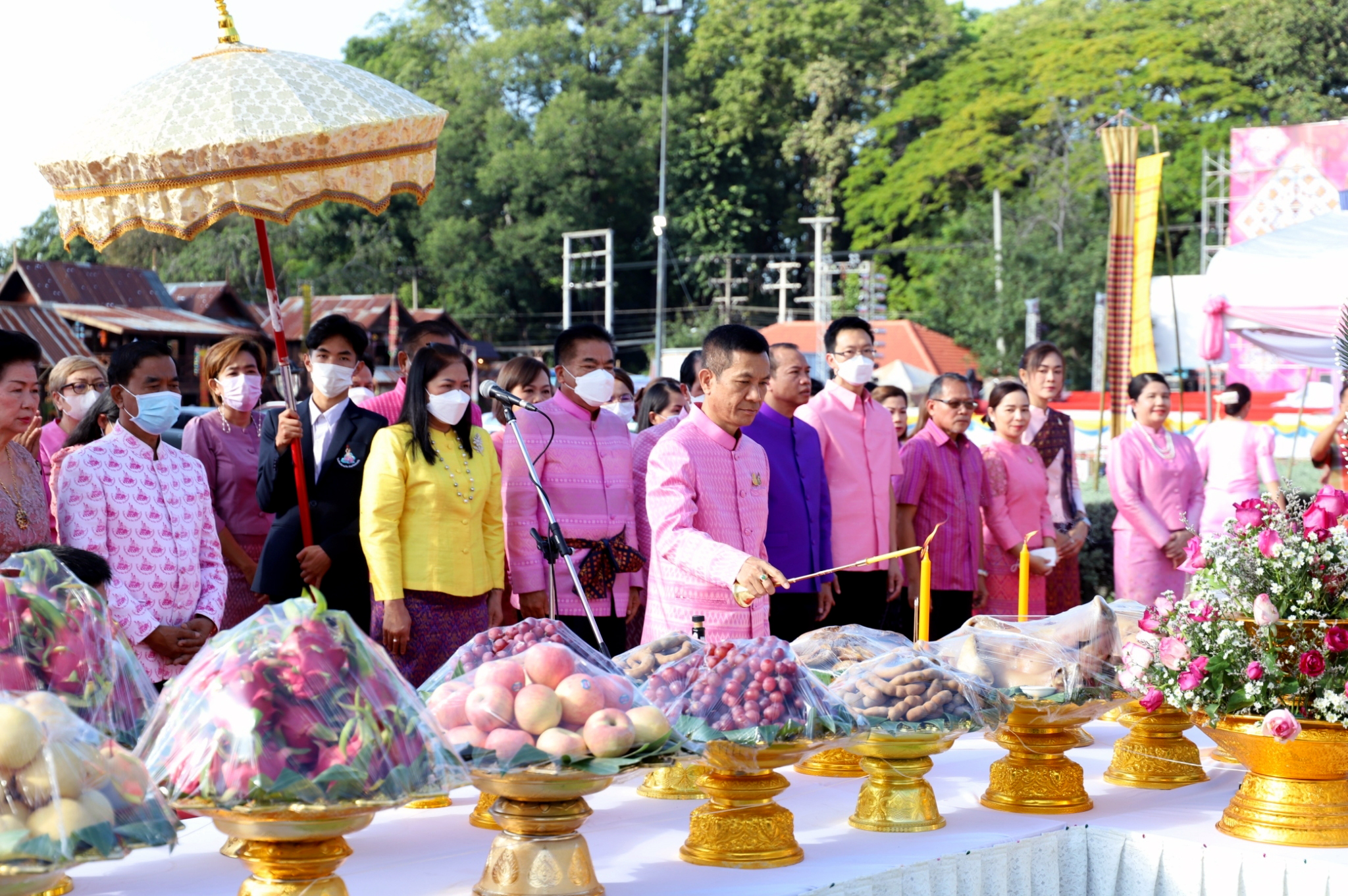 ขอนแก่น : ประชาชนชาวขอนแก่นทั้ง 26 อำเภอ กว่า 25,000 คน ร่วมพิธีรำบวงสรวง 10 สิ่งศักดิ์สิทธิ์คู่จังหวัดขอนแก่น ฉลองครบรอบก่อสร้างจังหวัดขอนแก่น 225 ปี และเป็นกิจกรรมก่อนจัดงานเทศกาลไหมนานาชาติฯ และงานขอนแก่นซอฟต์เพาเวอร์ ประจำปี 2565