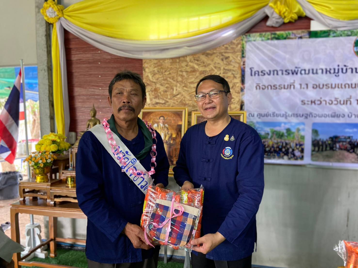 ขอนแก่น : จัดพิธีปิดการฝึกอบรมโครงการพัฒนาหมู่บ้านเศรษฐกิจพอเพียง กิจกรรมที่ 1 สร้างและพัฒนากลไกขับเคลื่อนในระดับพื้นที่ กิจกรรมที่1.1 อบรมแกนนำขับเคลื่อนหมู่บ้านเศรษฐกิจพอเพียง