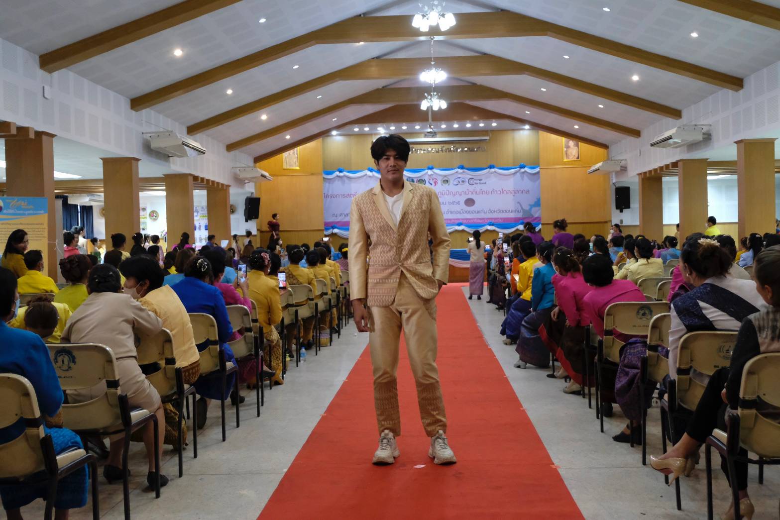 จังหวัดขอนแก่น :  ส่งเสริมการสวมใส่ผ้าไทย จัดงานเดินแบบแสดงชุดผ้าไทย ภายใต้แนวคิด “ สตรีขอนแก่นร่วมใจ ส่งเสริม สืบสาน ภูมิปัญญาผ้าถิ่นไทย ก้าวไกลสู่สากล” เพื่อสืบสานอัตลักษณ์ผ้าไทยอันโดดเด่น สู่ เวทีโลก