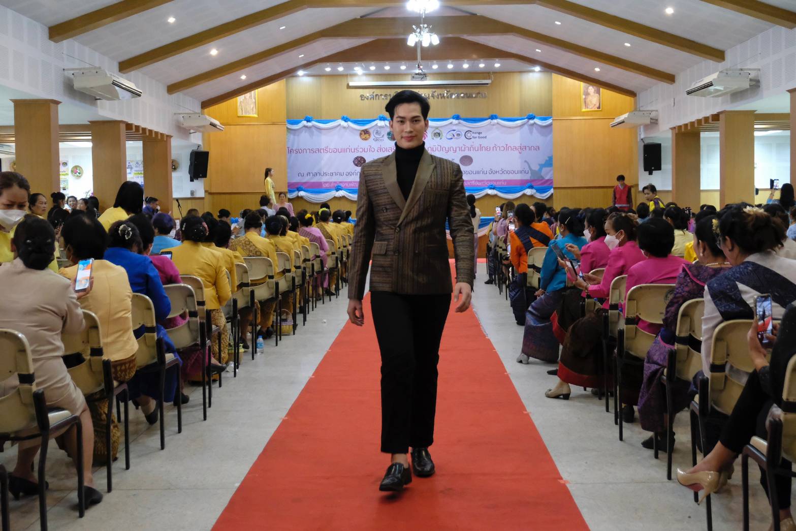 จังหวัดขอนแก่น :  ส่งเสริมการสวมใส่ผ้าไทย จัดงานเดินแบบแสดงชุดผ้าไทย ภายใต้แนวคิด “ สตรีขอนแก่นร่วมใจ ส่งเสริม สืบสาน ภูมิปัญญาผ้าถิ่นไทย ก้าวไกลสู่สากล” เพื่อสืบสานอัตลักษณ์ผ้าไทยอันโดดเด่น สู่ เวทีโลก