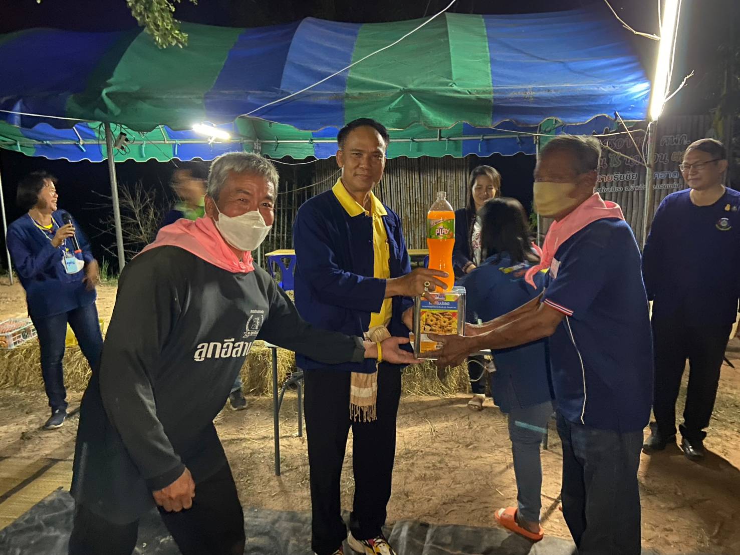 พช.ขอนแก่น : พัฒนาการจังหวัดขอนแก่น เยี่ยมให้กำลังใจผู้เข้ารับการฝึกอบรมโครงการพัฒนาหมู่บ้านเศรษฐกิจพอเพียง กิจกรรมย่อยที่ 1 กิจกรรมที่ 1 สร้างและพัฒนากลไกขับเคลื่อนในระดับพื้นที่ กิจกรรมที่ 1.1 อบรมแกนนำขับเคลื่อนหมู่บ้านเศรษฐกิจพอเพียง ซึ่งเป็นการฝึกอบรมวันที่ 4
