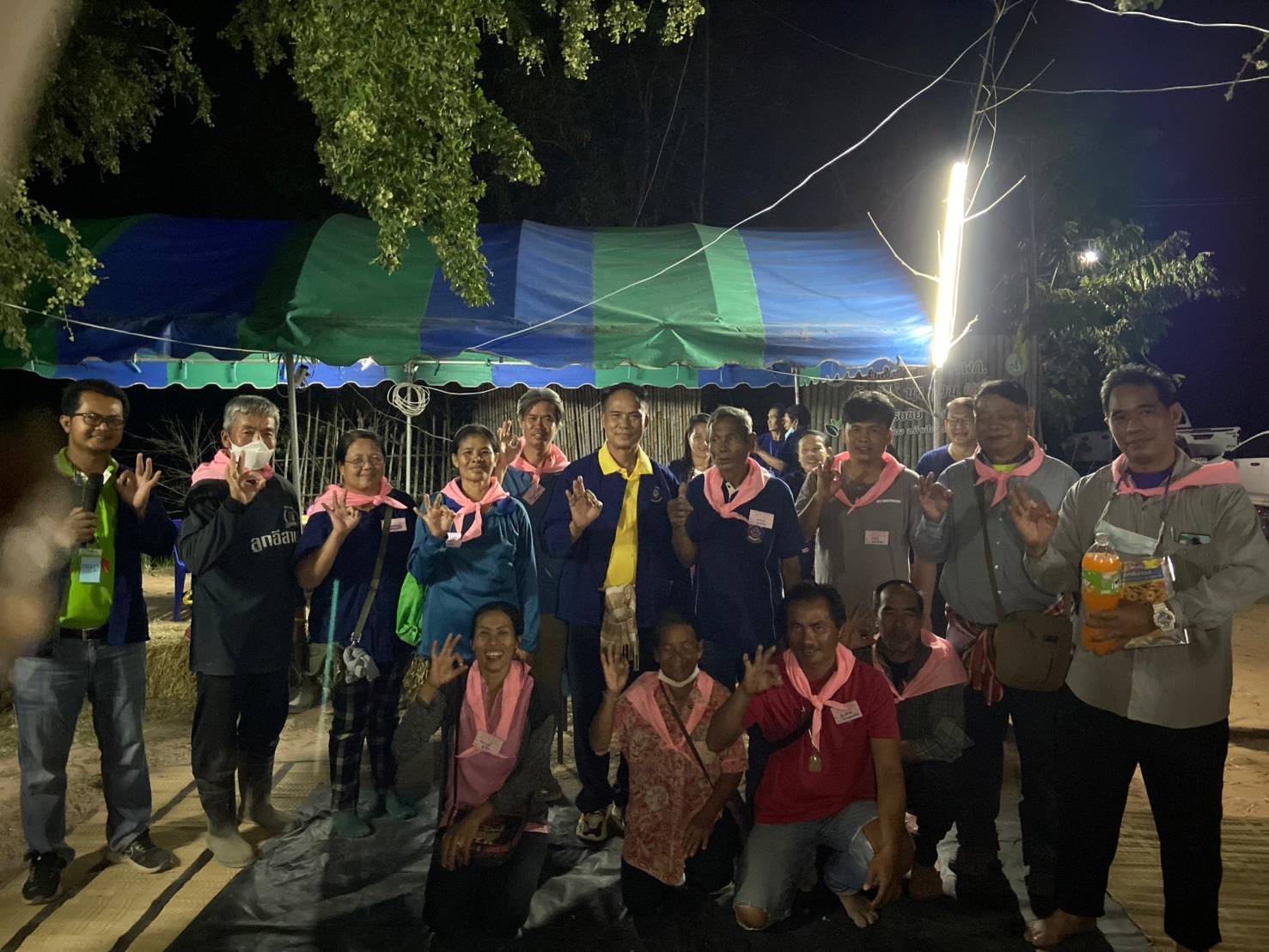 พช.ขอนแก่น : พัฒนาการจังหวัดขอนแก่น เยี่ยมให้กำลังใจผู้เข้ารับการฝึกอบรมโครงการพัฒนาหมู่บ้านเศรษฐกิจพอเพียง กิจกรรมย่อยที่ 1 กิจกรรมที่ 1 สร้างและพัฒนากลไกขับเคลื่อนในระดับพื้นที่ กิจกรรมที่ 1.1 อบรมแกนนำขับเคลื่อนหมู่บ้านเศรษฐกิจพอเพียง ซึ่งเป็นการฝึกอบรมวันที่ 4
