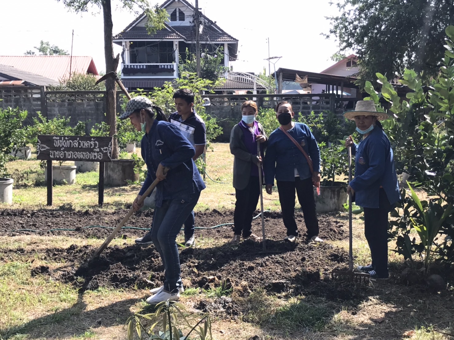 จังหวัดขอนแก่น : เดินหน้าขับเคลื่อนการน้อมนำแนวพระราชดำริของสมเด็จพระกนิษฐาธิราชเจ้า กรมสมเด็จพระเทพรัตนราชสุดา ฯ สยามบรมราชกุมารี สร้างความมั่นคงทางอาหาร พร้อม Kick off ปฏิบัติการ 45 วัน ปลูกผักสวนครัว รณรงค์ปลูกพืชผักสมุนไพร ต้านภัย COVID – 19 