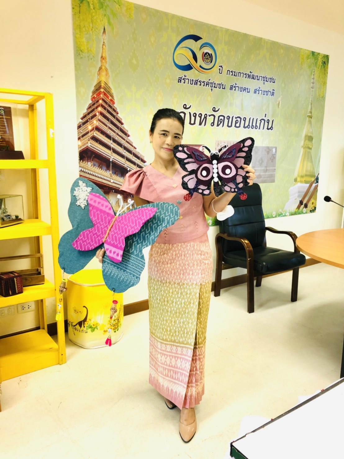 พช.ขอนแก่น : รวมใจร่วมกันแสดงพลังแห่งความจงรักภักดี อาสาช่วยกันประดิษฐ์ผีเสื้อจากผ้าพื้นถิ่น สำหรับนำไปประดับในนิทรรศการออกร้านกาชาดของสมาคมแม่บ้านมหาดไทย