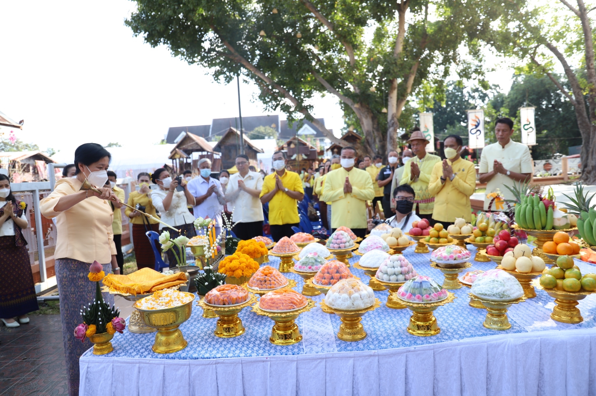 ขอนแก่น : ประชาชนชาวขอนแก่นทั้ง 26 อำเภอ กว่า 25,000 คน ร่วมพิธีรำบวงสรวง 10 สิ่งศักดิ์สิทธิ์คู่จังหวัดขอนแก่น ฉลองครบรอบก่อสร้างจังหวัดขอนแก่น 225 ปี และเป็นกิจกรรมก่อนจัดงานเทศกาลไหมนานาชาติฯ และงานขอนแก่นซอฟต์เพาเวอร์ ประจำปี 2565